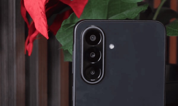 Cụm camera phụ của Samsung gồm góc rộng 5MP và macro 2MP chưa thực sự thuyết phục người dùng