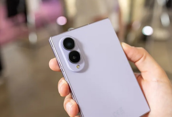 Dù cùng sở hữu cấu hình camera kép nhưng Fold8 cho thấy sự vượt trội về phần cứng