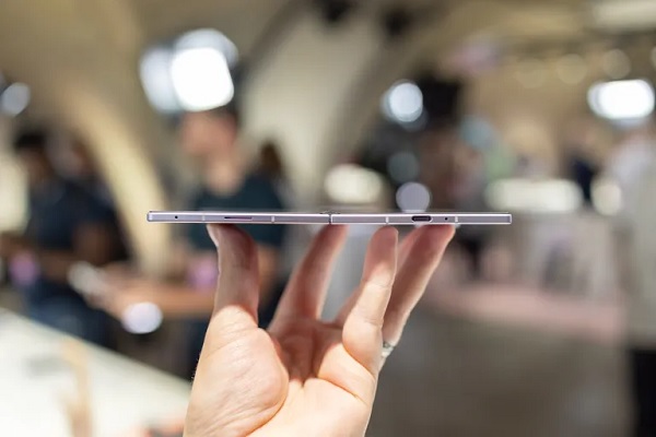 Fold8 đánh dấu bước tiến lớn khi sử dụng pin Silicon-Carbon (Si-C) hiện đại dung lượng 4.800 mAh