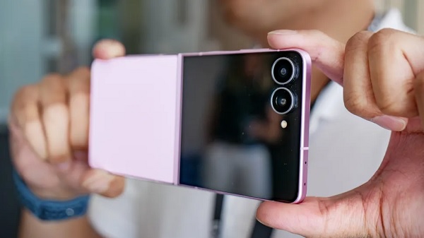 Camera trên Flip8 gồm cảm biến chính 50MP đi kèm camera góc siêu rộng 12MP
