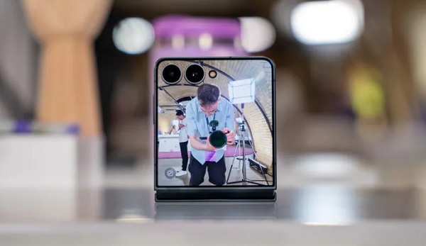 Chế độ FlexCam trên camera Samsung Galaxy Z Flip8 cho phép người dùng gập máy ở nhiều góc khác nhau