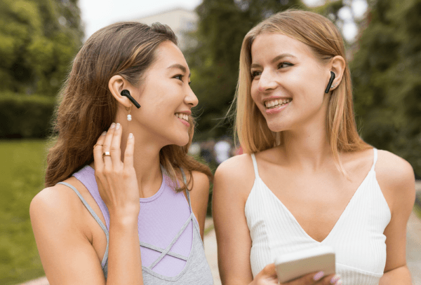 So sánh ưu điểm và nhược điểm của tai nghe phiên dịch trực tiếp