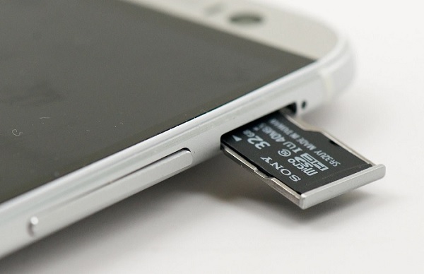 iPhone không có khe cắm thẻ nhớ vì khe cắm thẻ nhớ còn nhiều điểm hạn chế