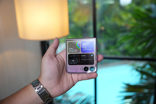 Thiết kế Samsung Galaxy Z Flip8 nhỏ gọn trong bàn tay 