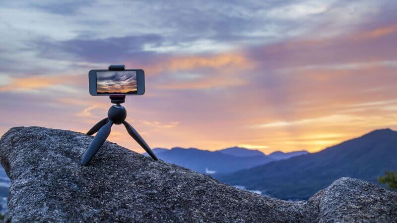 Tripod hỗ trợ quay chụp được thiết kế với ba chân trụ vững chắc 