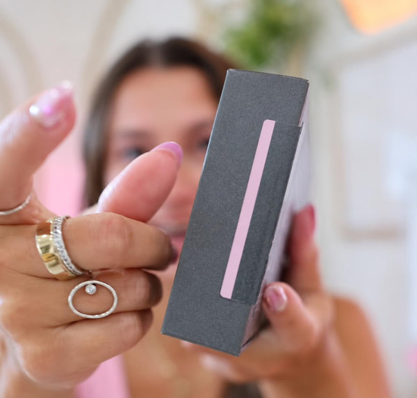 Vạch màu trên cạnh hộp Z Flip8 giúp nhận biết nhanh phiên bản màu bên trong