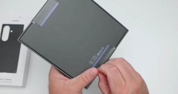Vạch màu trên mặt sau hộp giúp nhận biết nhanh phiên bản màu Galaxy Z Fold8 Ultra bên trong
