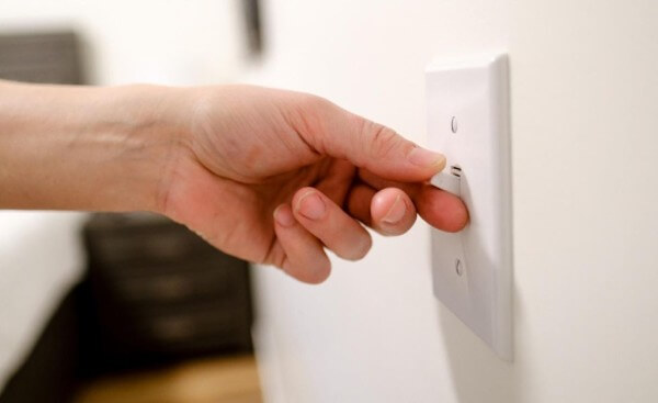 Tắt điều hòa và ngắt aptomat hoặc nguồn điện cấp điện cho điều hòa