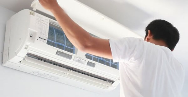 Tiến hành mở nắp mặt trước của dàn lạnh điều hòa