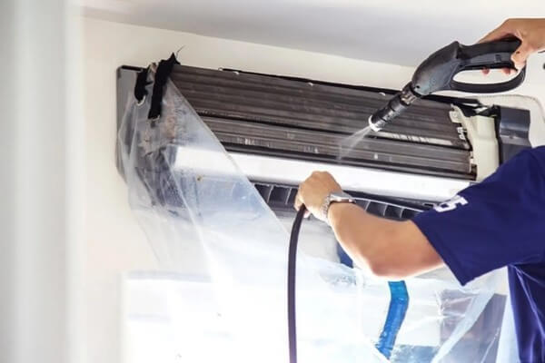 Làm sạch bụi bẩn bằng bình xịt hoặc máy bơm áp lực thấp