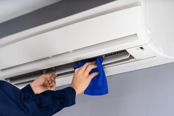 Lau khô các bộ phận trước khi lắp ráp lại theo đúng vị trí