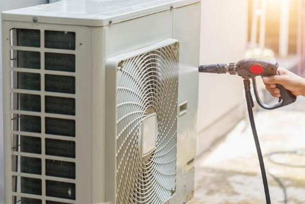 Dùng vòi nước áp lực vừa phải để làm sạch dàn nóng điều hòa
