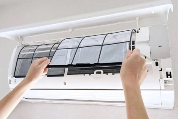 Tháo lưới lọc điều hòa ra khỏi máy và rửa dưới vòi nước sạch