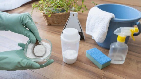 Chuẩn bị đầy đủ các dụng cụ và nguyên liệu để vệ sinh tủ lạnh