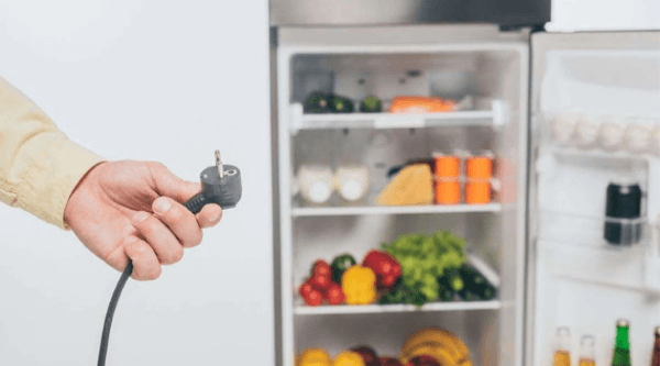 Ngắt nguồn điện của tủ lạnh trước khi vệ sinh