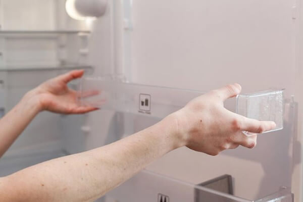 Tháo các khay kính, ngăn kéo và kệ chứa thực phẩm trong tủ