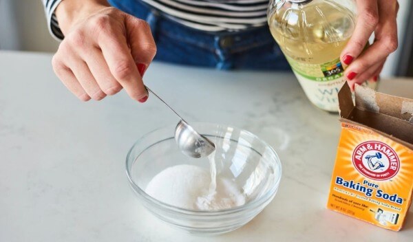 Trộn 2 thìa baking soda với giấm hoặc một ít nước để tạo hỗn hợp sệt