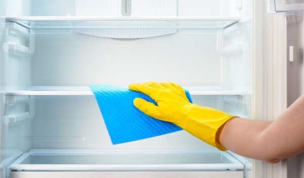 Dùng khăn mềm hoặc miếng bọt biển thấm hỗn hợp để lau sạch tủ
