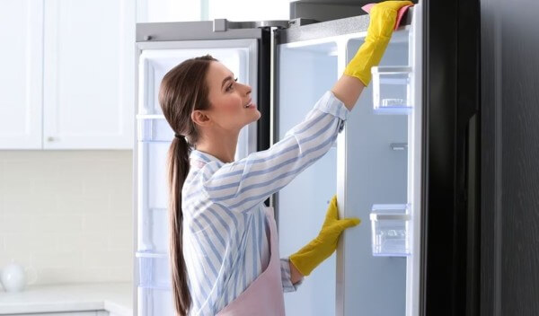 Tiến hành làm sạch các vị trí gioăng cao su cửa tủ