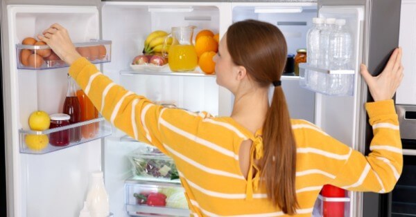 Lắp lại các khay vào vào vị trí ban đầu và bỏ thực phẩm lại vào tủ