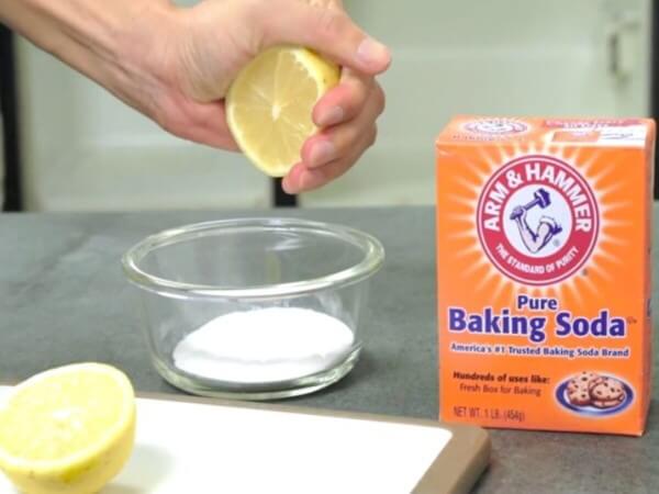 Người dùng có thể kết hợp chanh và baking soda giúp làm sạch và hút mùi tủ lạnh