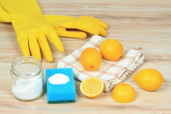 Người dùng nên chuẩn bị đầy đủ các dụng cụ cần thiết để vệ sinh tủ lạnh