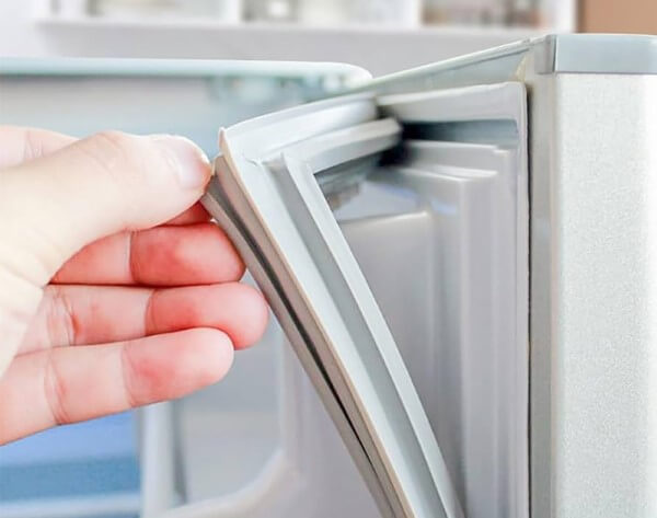 Làm sạch vị trí gioăng cao su tủ lạnh