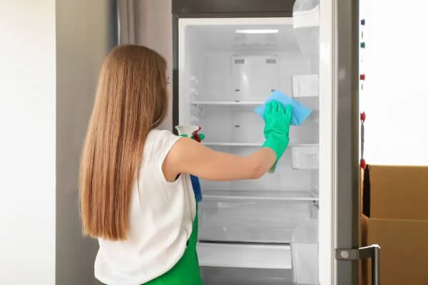 Trường hợp chỉ vệ sinh tủ tại chỗ mà không nghiêng tủ