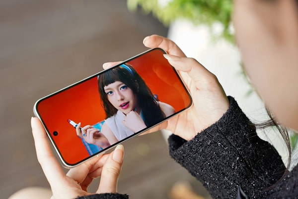 OPPO Reno16 F 5G sử dụng tấm nền AMOLED 6.57 inch hỗ trợ tần số quét 120Hz mượt mà