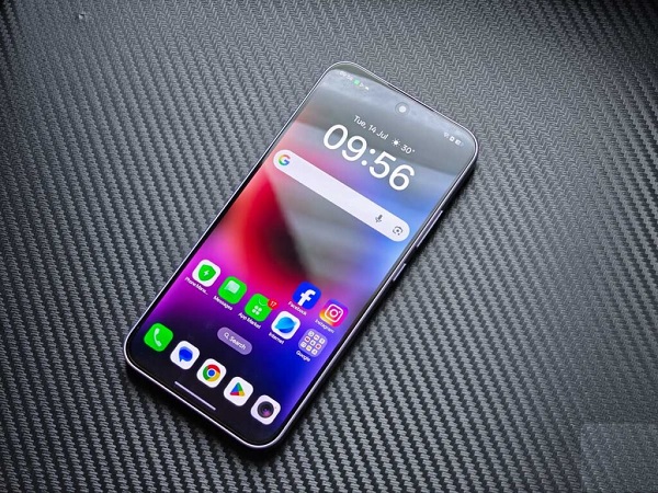 Cả hai sản phẩm này đều sở hữu tấm nền AMOLED, độ phân giải Full-HD+, tần số quét 120Hz