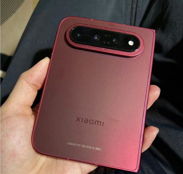 Mặt sau Xiaomi 18 Fold gây chú ý với hệ thống ba camera được bố trí trên module nằm ngang