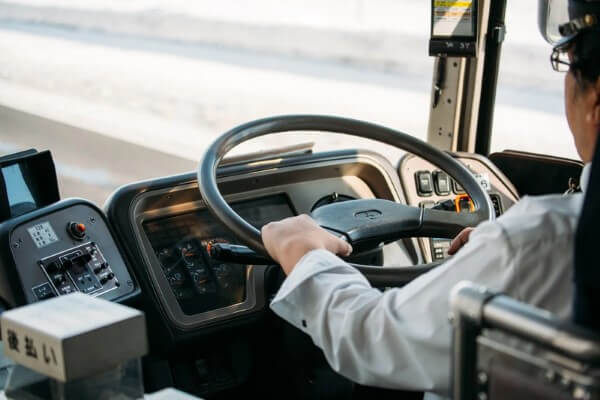 Các hạng giấy phép lái xe khách như D1, D và E yêu cầu đủ 27 tuổi