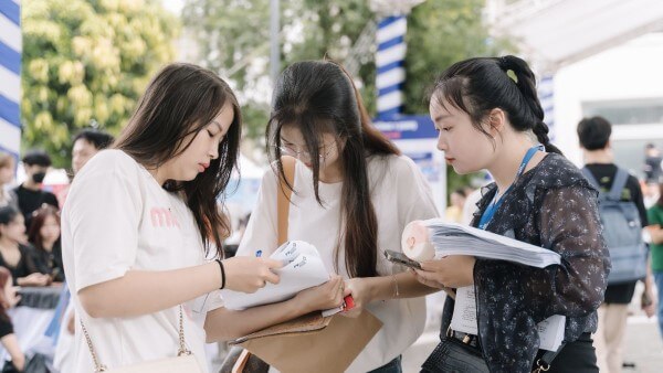Điểm chuẩn của tổ hợp C04 có sự khác nhau giữa các nhóm ngành và trường