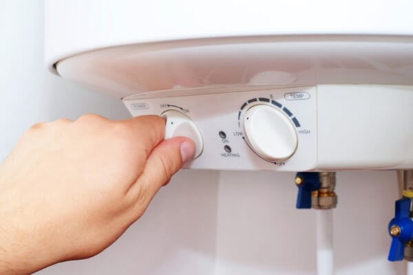 Không bật bình nóng lạnh suốt nhiều giờ hoặc liên tục cả ngày