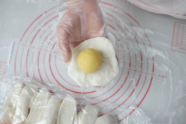 Vo tròn từng viên nhân và cán dẹt phần vỏ bánh