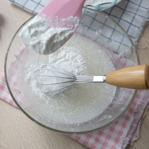 Khuấy đều hỗn hợp nước đường bánh dẻo, dầu ăn và nước hoa bưởi