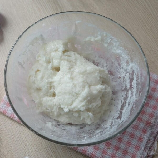 Rây từ từ bột bánh dẻo vào tô và trộn nhẹ