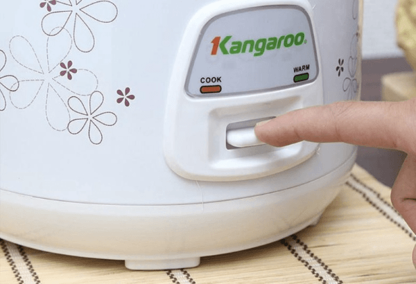 Bật chế độ Cook khoảng 5 phút để lòng nồi cơm điện nóng đều