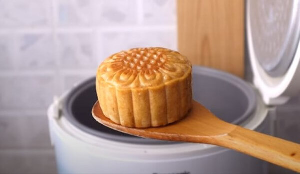Bánh nướng chín chuyển sang màu vàng nâu đẹp mắt