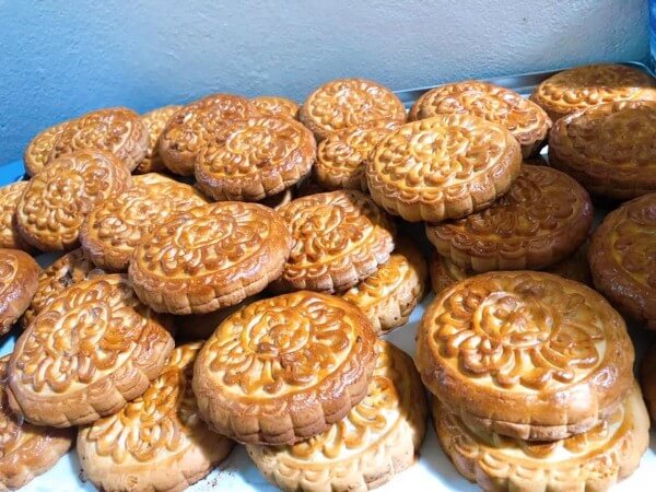 Để bánh nguội và bảo quản trong hộp kín khoảng 1–2 ngày để xuống dầu