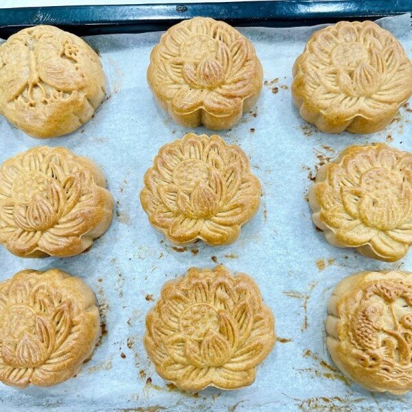 Nướng bánh lần đầu khoảng 8 phút ở 165°C