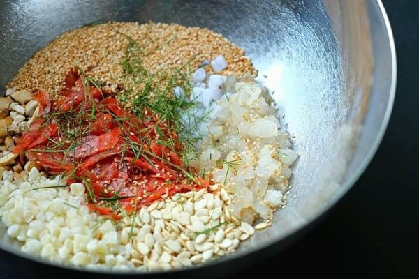 Cắt nhỏ tất cả nguyên liệu thành kích thước tương đối đồng đều
