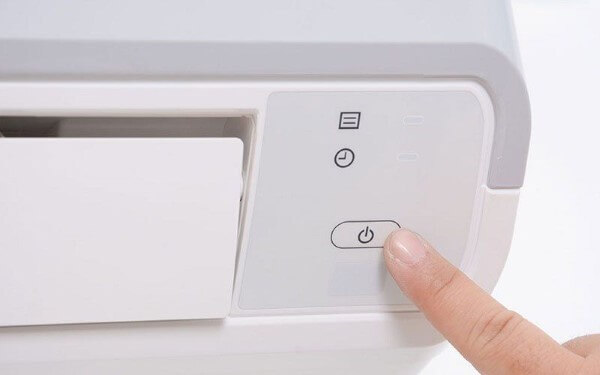 Nhấn nút nguồn để khởi động