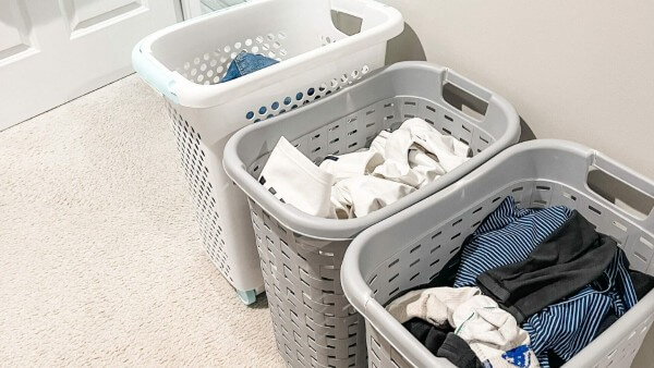 Phân loại quần áo trước khi giặt để tránh lem màu
