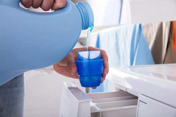 Dùng lượng nước giặt hoặc bột giặt vừa đủ