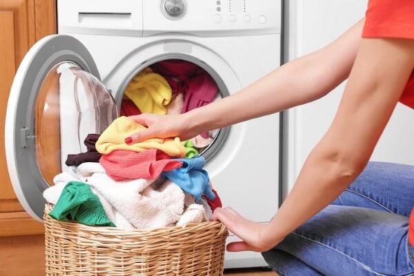 Không nên giặt quá ít quần áo mỗi lần tránh lãng phí điện và nước