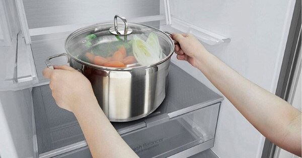 Không nên cất thức ăn ngay sau khi nấu xong vào tủ lạnh