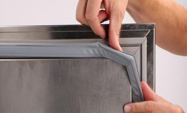 Định kỳ kiểm tra và thay gioăng cửa khi bị hở trên tủ lạnh