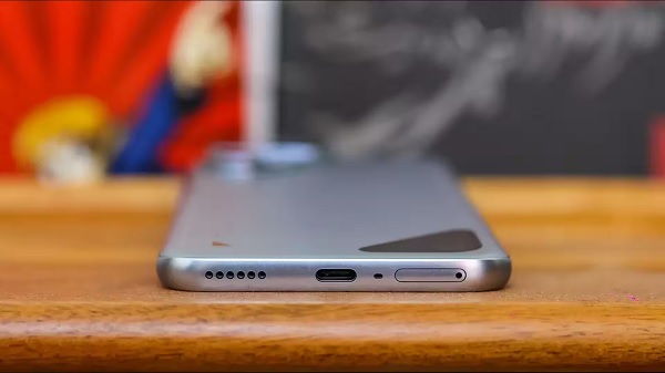 Pin 8.000 mAh kèm sạc siêu tốc 45W