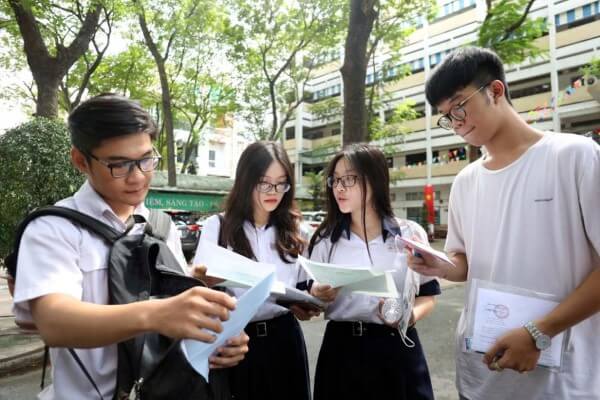 Điểm chuẩn xét tuyển bằng D01 phụ thuộc vào nhiều yếu tố